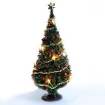 Tannenbaum mit Deko-Artikel